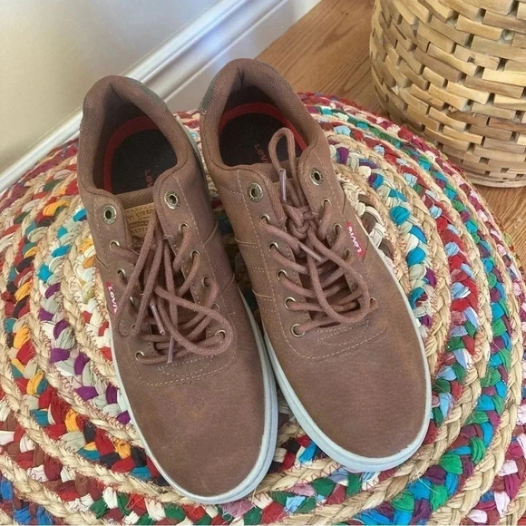 New  Levi’s tan brown sneakers - Picture 2 of 8